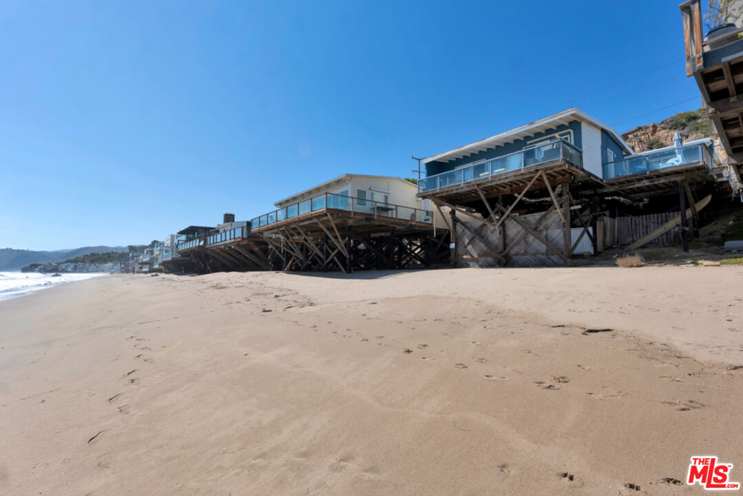 Remodeled 3-Bedroom Cottage on the beach