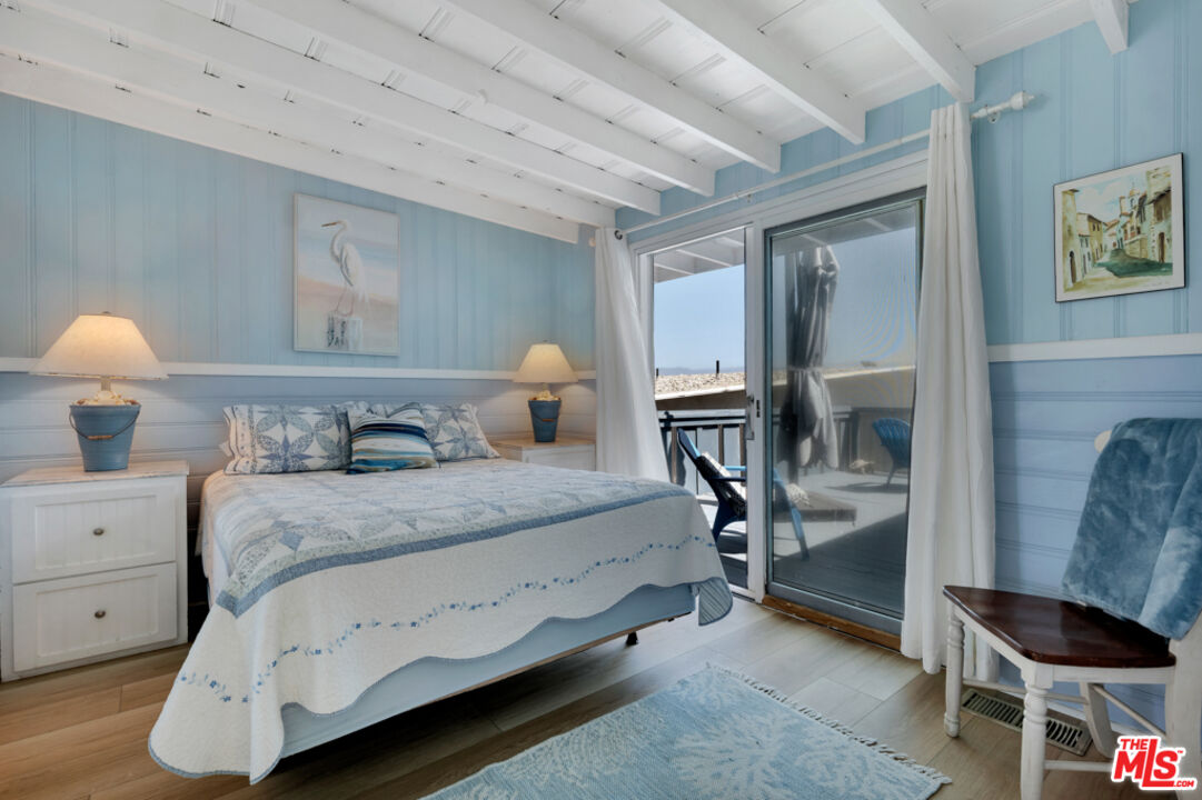 Remodeled 3-Bedroom Cottage on the beach