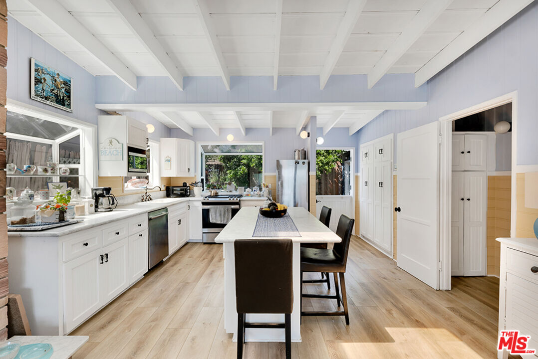 Remodeled 3-Bedroom Cottage on the beach
