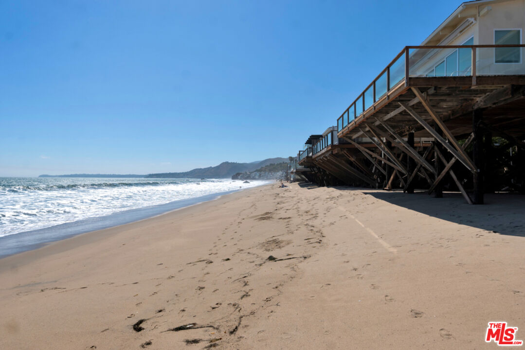 Remodeled 3-Bedroom Cottage on the beach