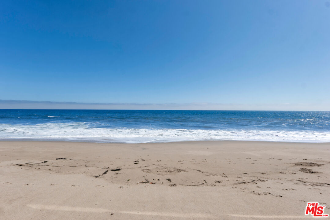 Remodeled 3-Bedroom Cottage on the beach