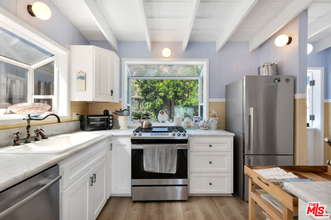 Remodeled 3-Bedroom Cottage on the beach