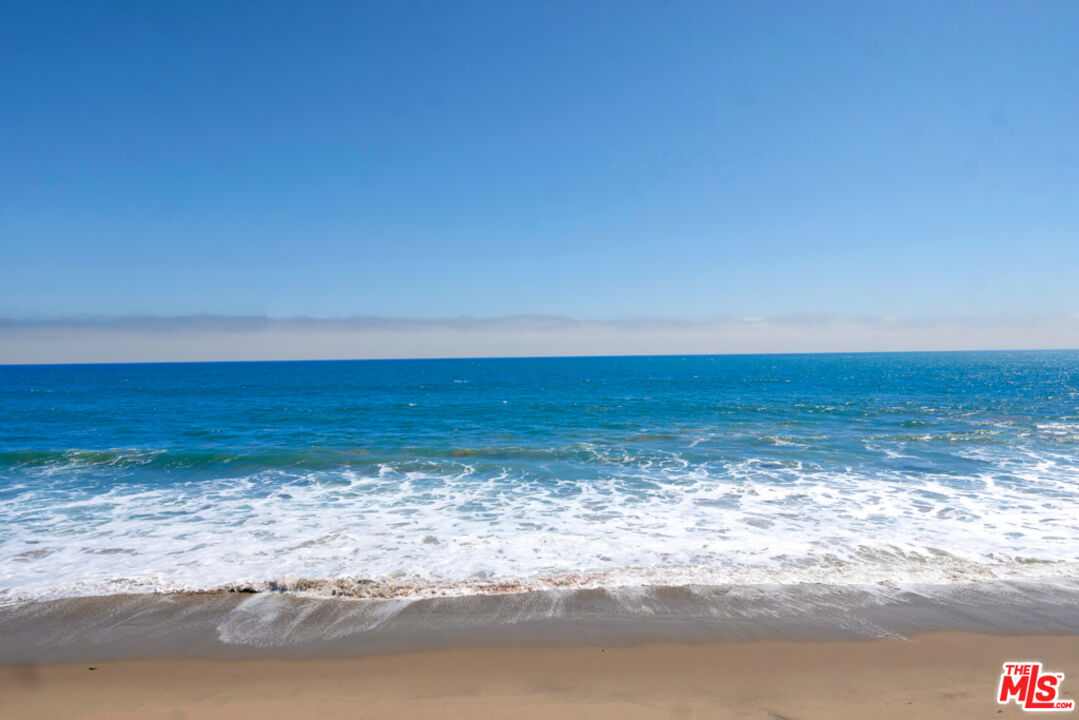 Remodeled 3-Bedroom Cottage on the beach