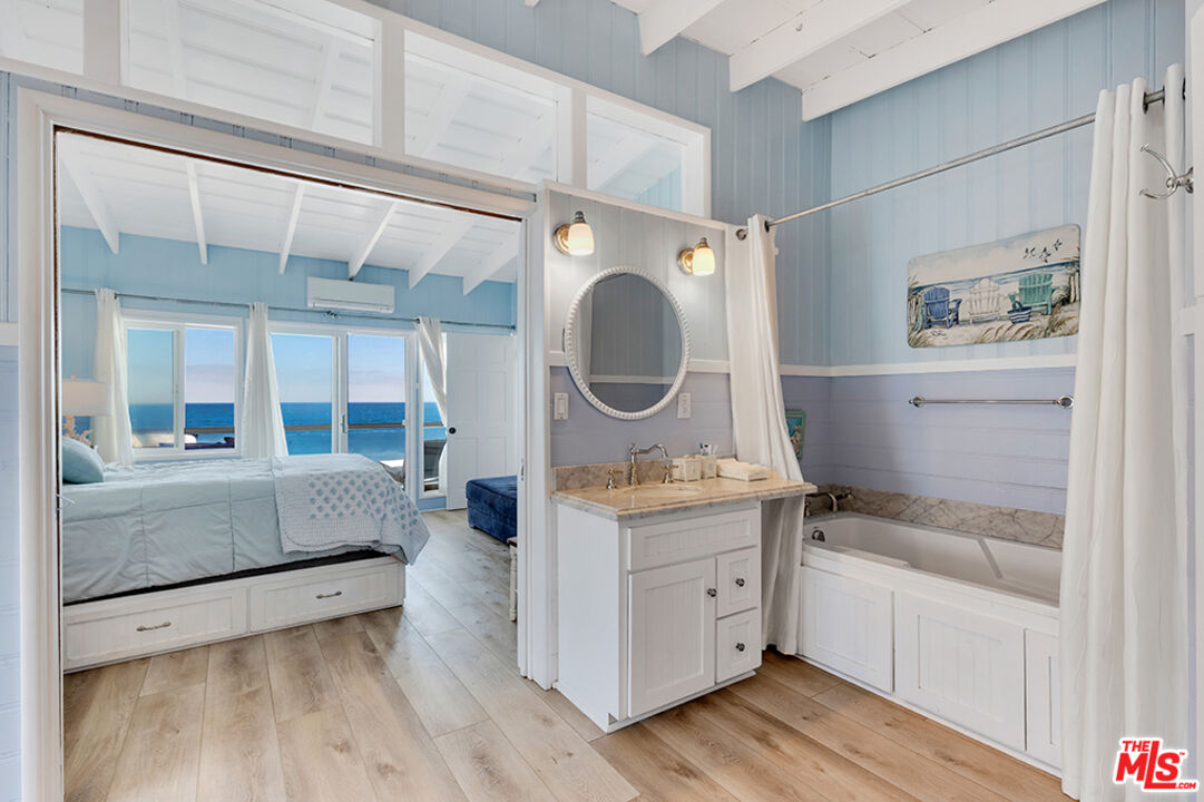 Remodeled 3-Bedroom Cottage on the beach