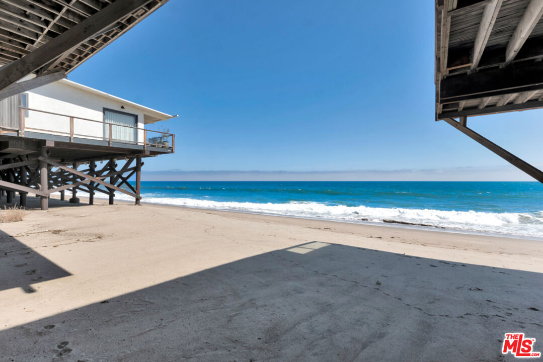 Remodeled 3-Bedroom Cottage on the beach