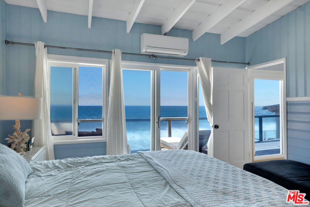 Remodeled 3-Bedroom Cottage on the beach