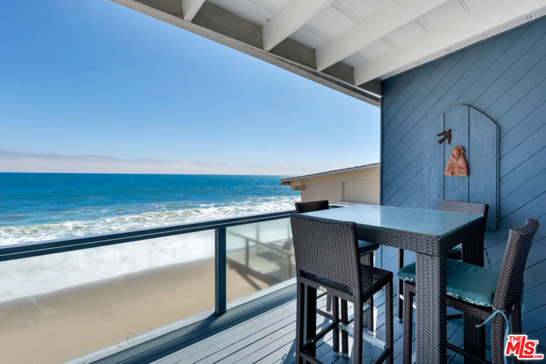 Remodeled 3-Bedroom Cottage on the beach