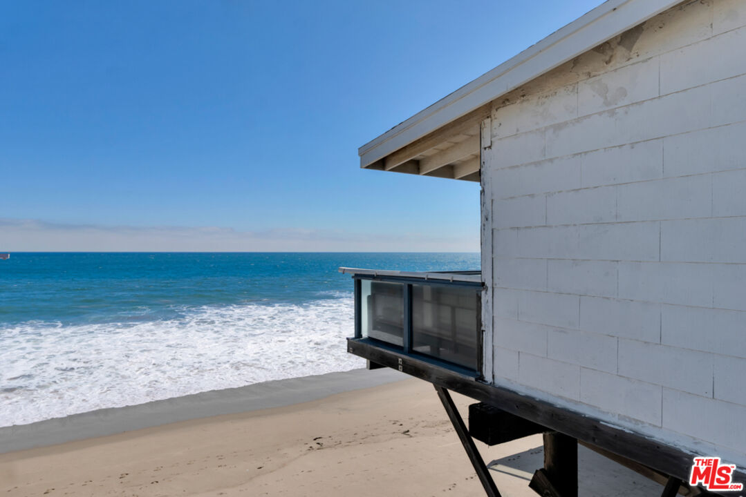 Remodeled 3-Bedroom Cottage on the beach