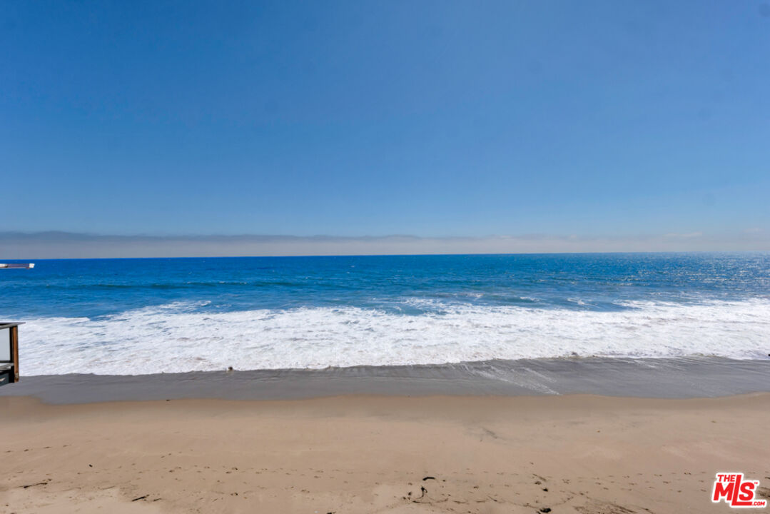 Remodeled 3-Bedroom Cottage on the beach