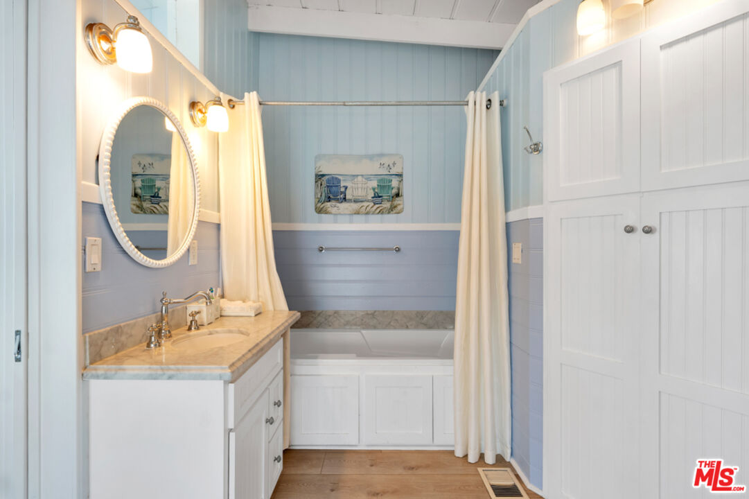 Remodeled 3-Bedroom Cottage on the beach