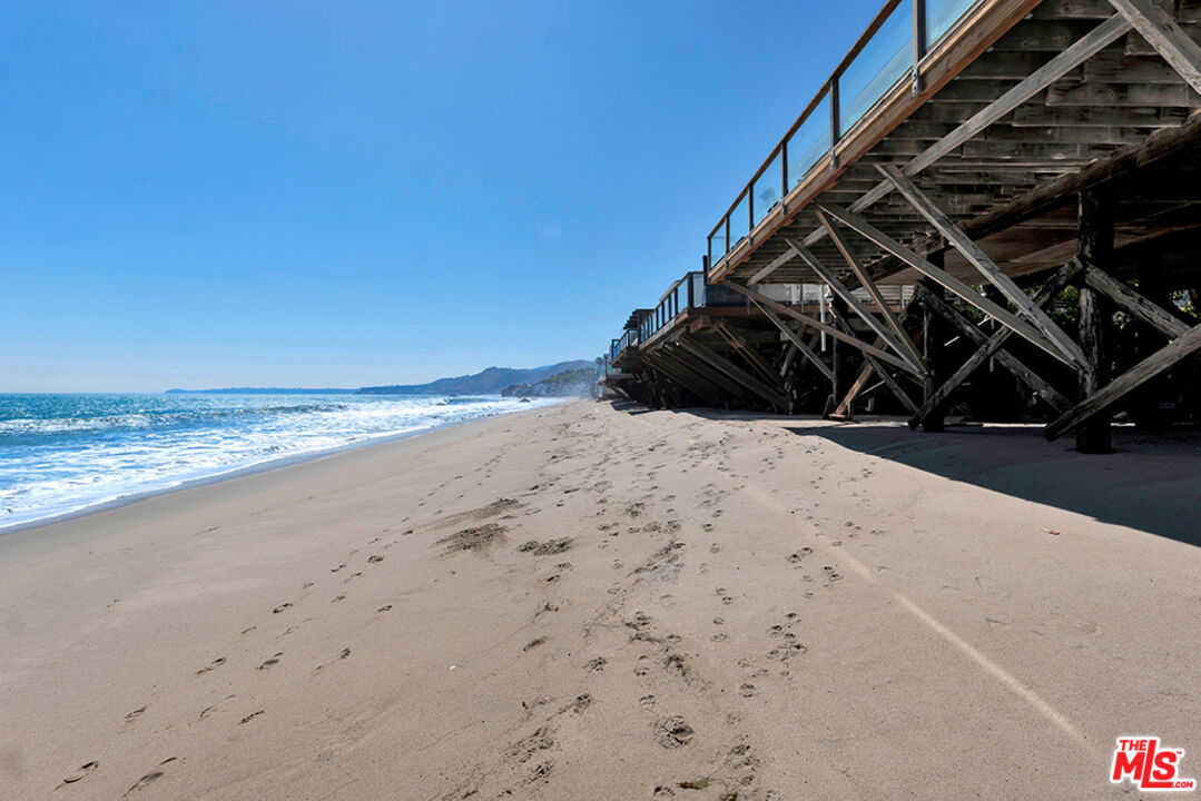 Remodeled 3-Bedroom Cottage on the beach