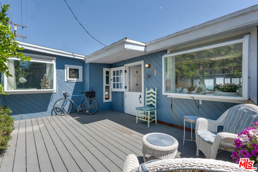 Remodeled 3-Bedroom Cottage on the beach
