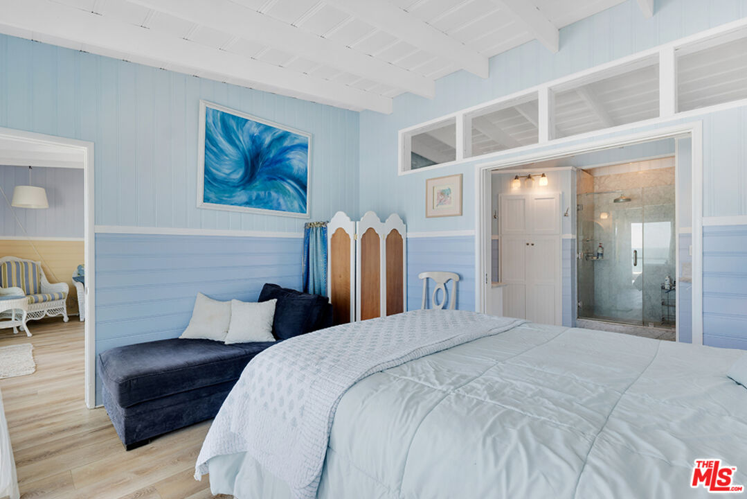 Remodeled 3-Bedroom Cottage on the beach