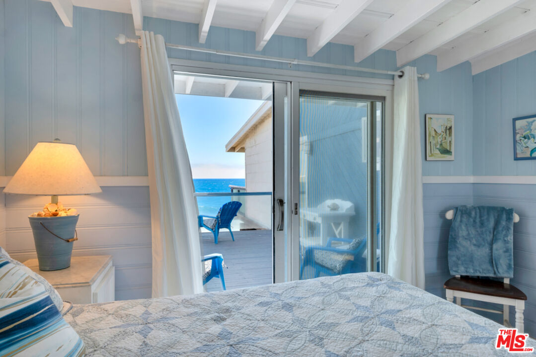 Remodeled 3-Bedroom Cottage on the beach