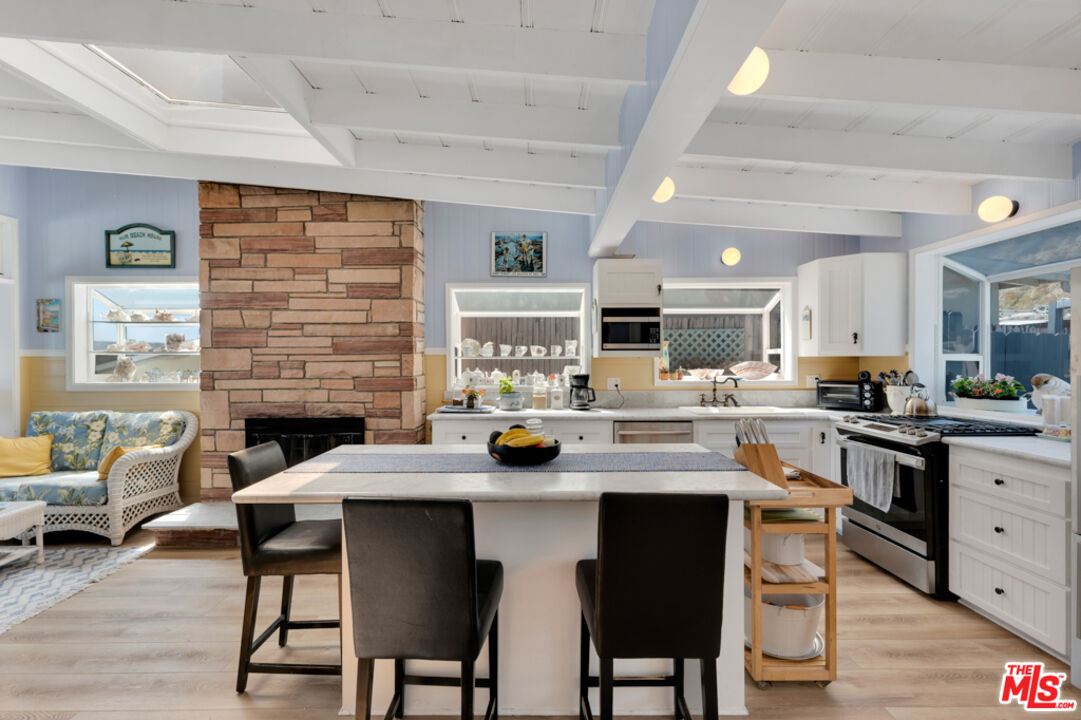 Remodeled 3-Bedroom Cottage on the beach
