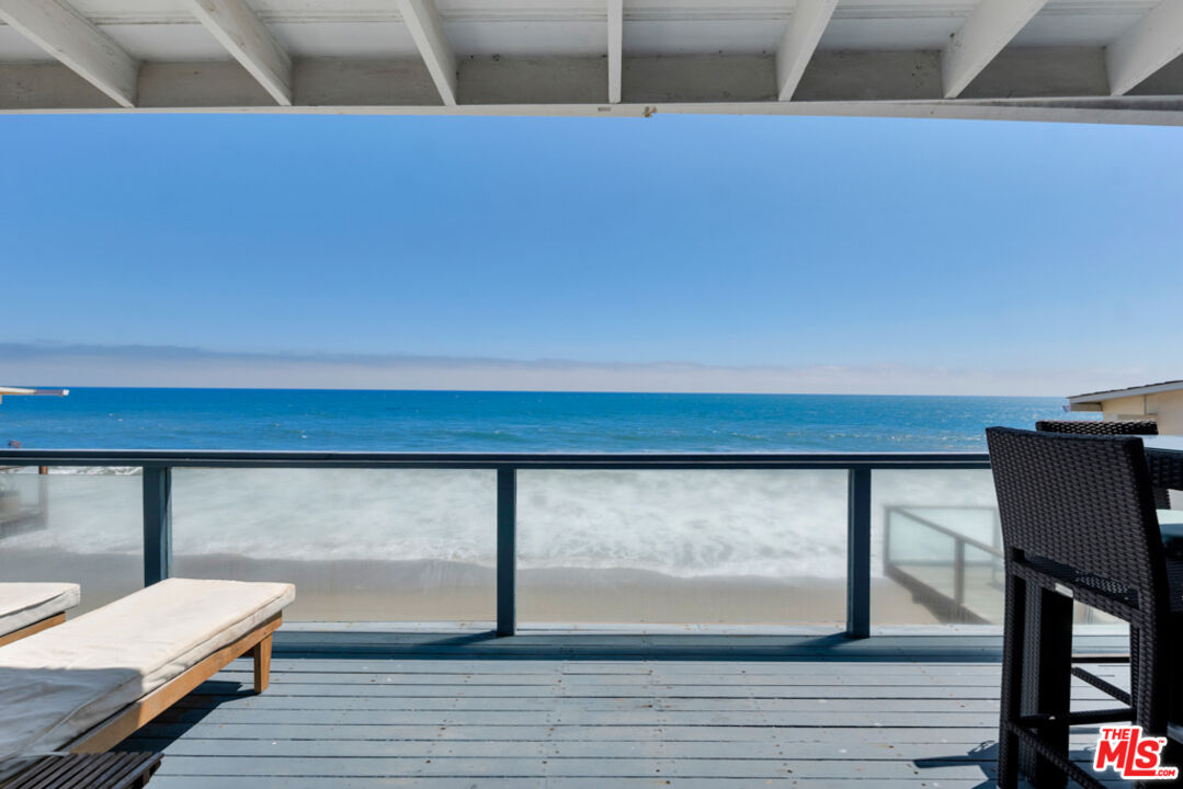 Remodeled 3-Bedroom Cottage on the beach