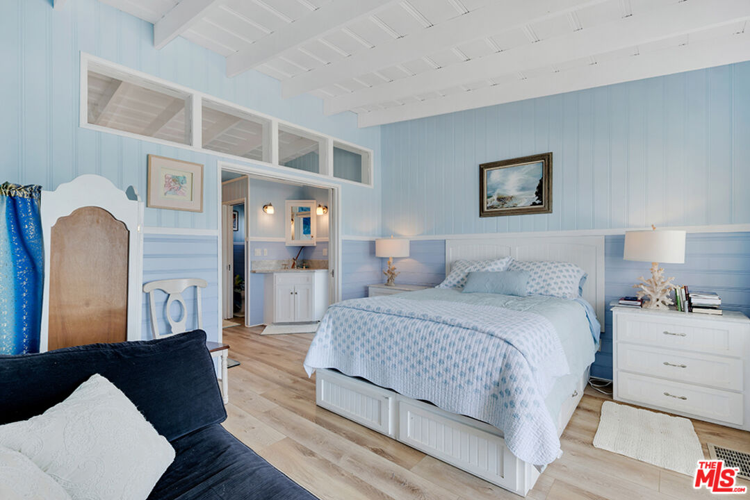 Remodeled 3-Bedroom Cottage on the beach