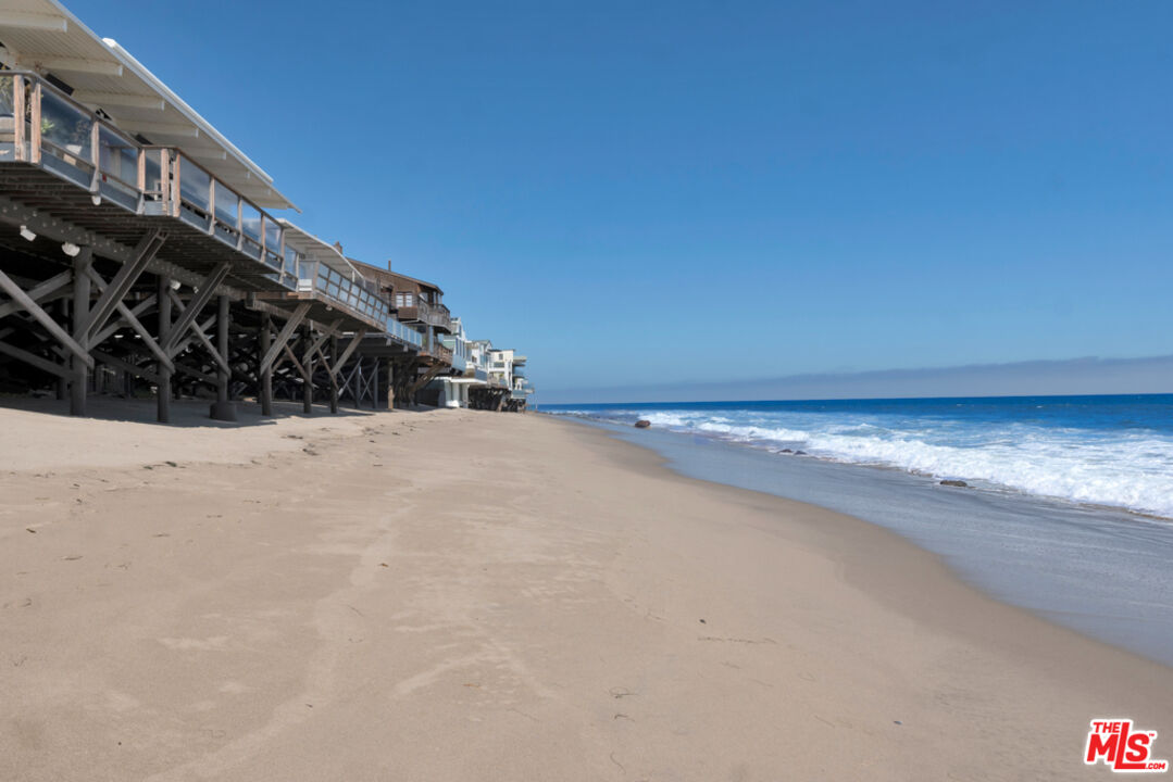 Remodeled 3-Bedroom Cottage on the beach
