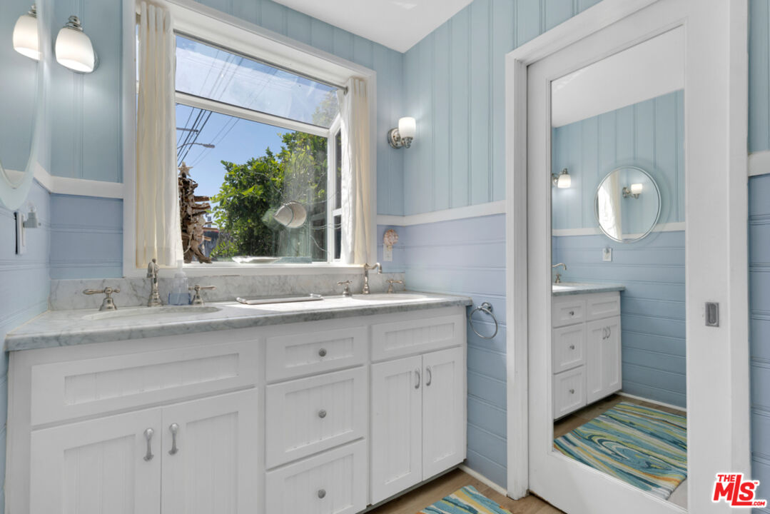Remodeled 3-Bedroom Cottage on the beach