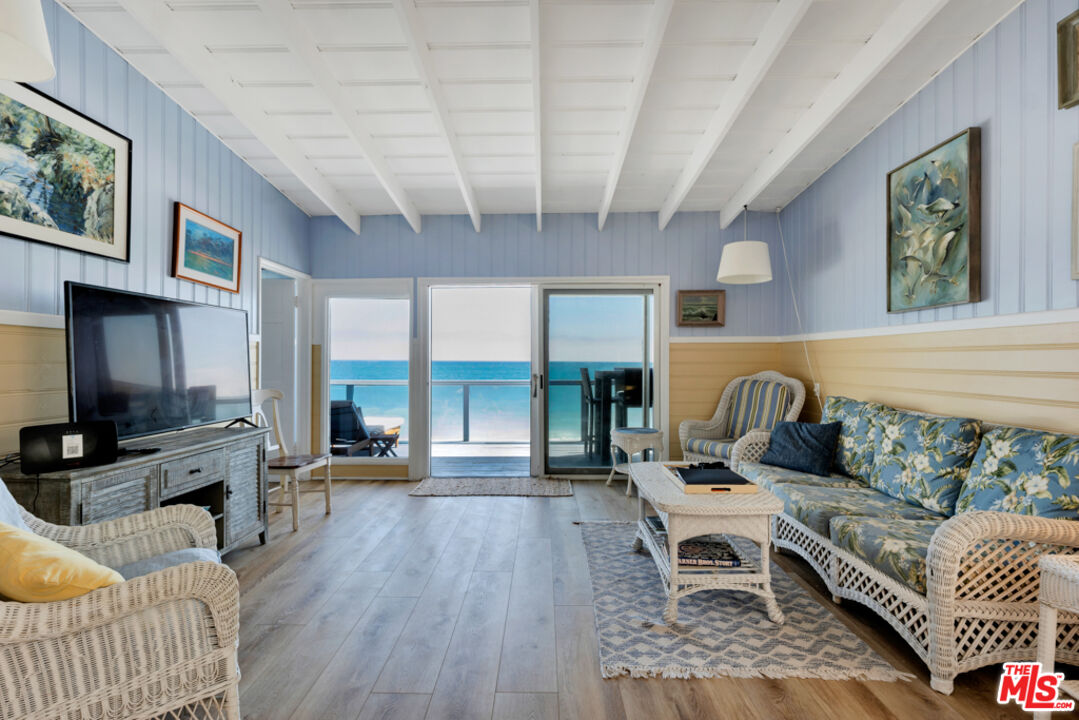 Remodeled 3-Bedroom Cottage on the beach