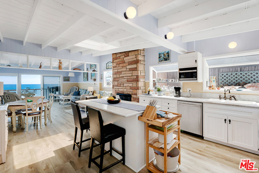 Remodeled 3-Bedroom Cottage on the beach