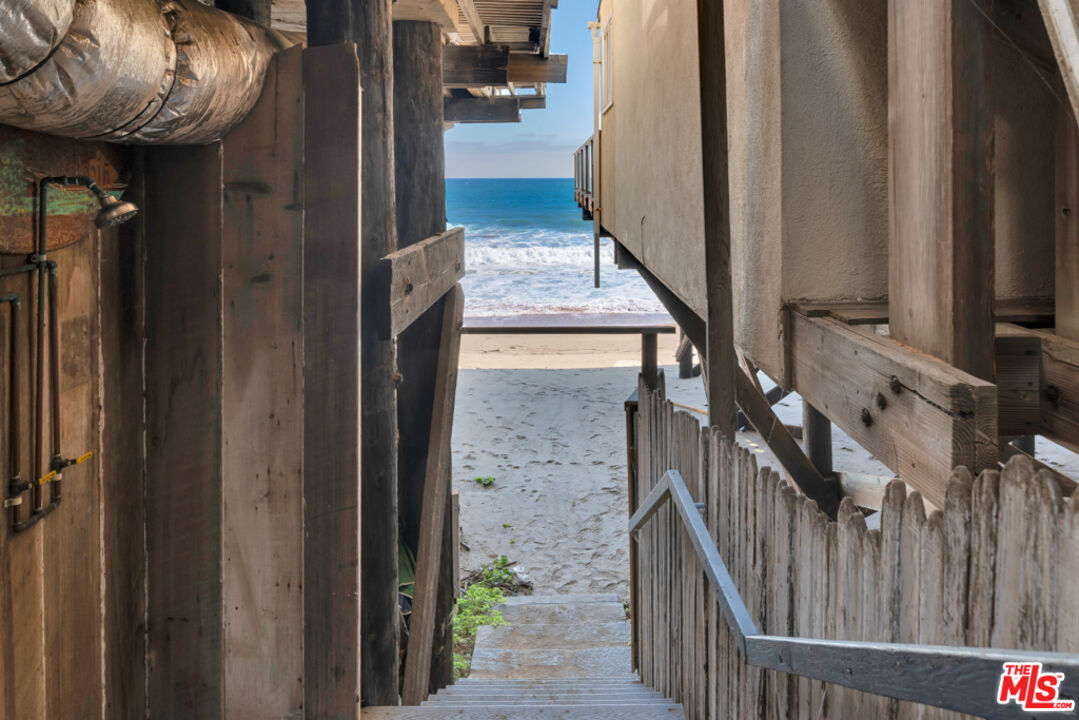 Remodeled 3-Bedroom Cottage on the beach