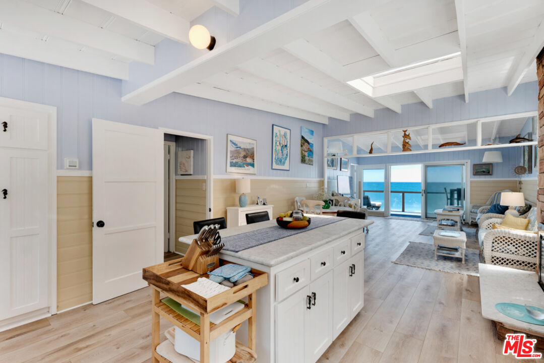 Remodeled 3-Bedroom Cottage on the beach