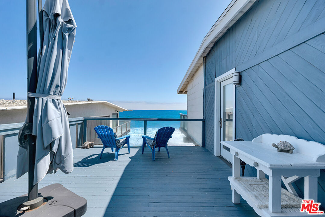 Remodeled 3-Bedroom Cottage on the beach