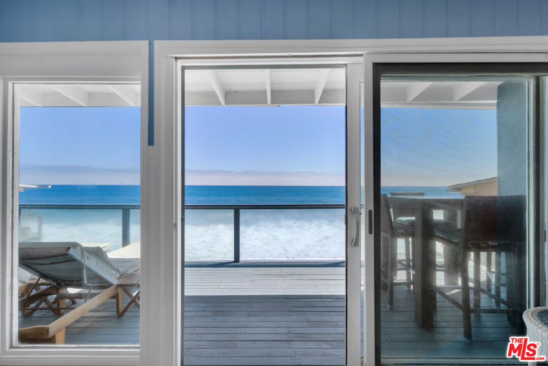 Remodeled 3-Bedroom Cottage on the beach