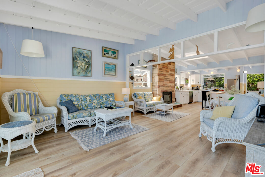 Remodeled 3-Bedroom Cottage on the beach