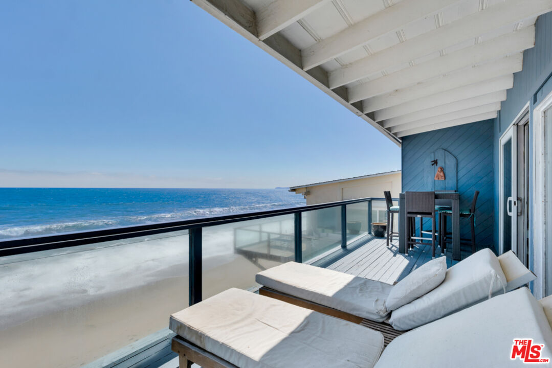 Remodeled 3-Bedroom Cottage on the beach