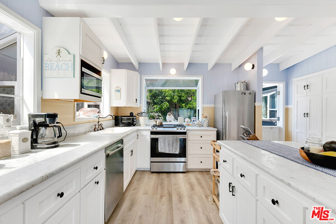 Remodeled 3-Bedroom Cottage on the beach