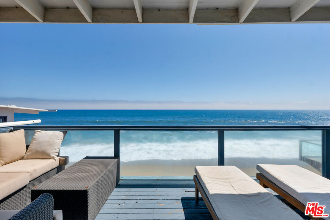 Remodeled 3-Bedroom Cottage on the beach