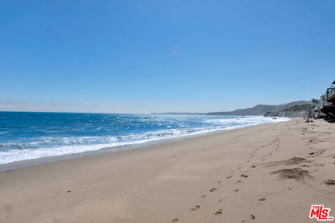 Remodeled 3-Bedroom Cottage on the beach