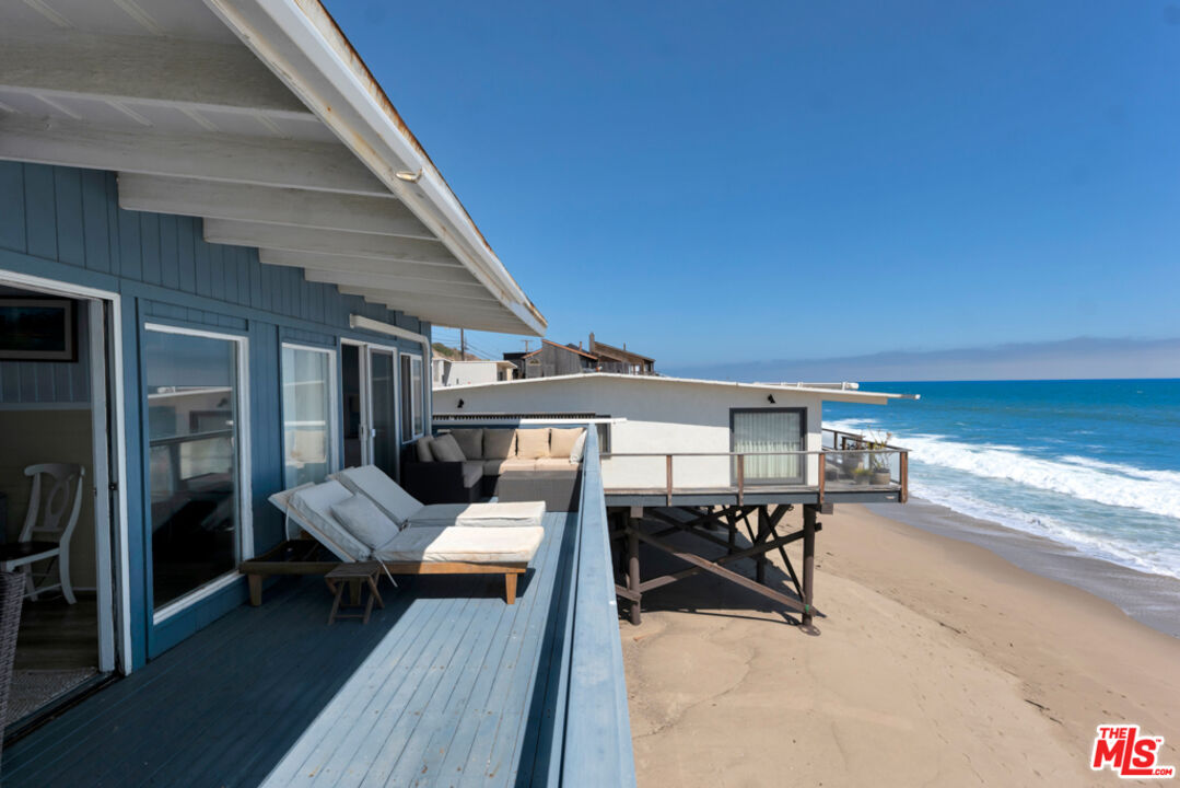 Remodeled 3-Bedroom Cottage on the beach