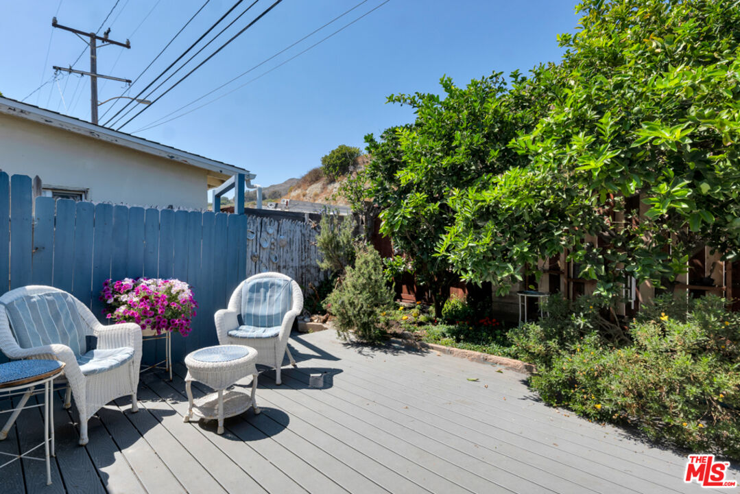 Remodeled 3-Bedroom Cottage on the beach