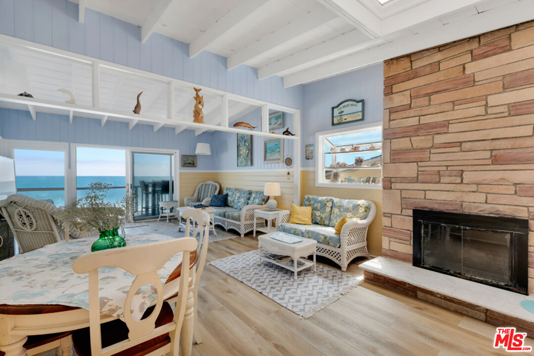 Remodeled 3-Bedroom Cottage on the beach