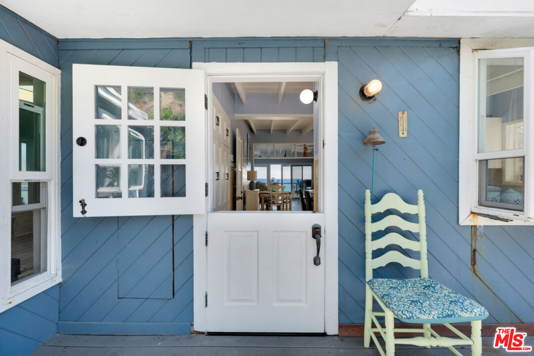Remodeled 3-Bedroom Cottage on the beach