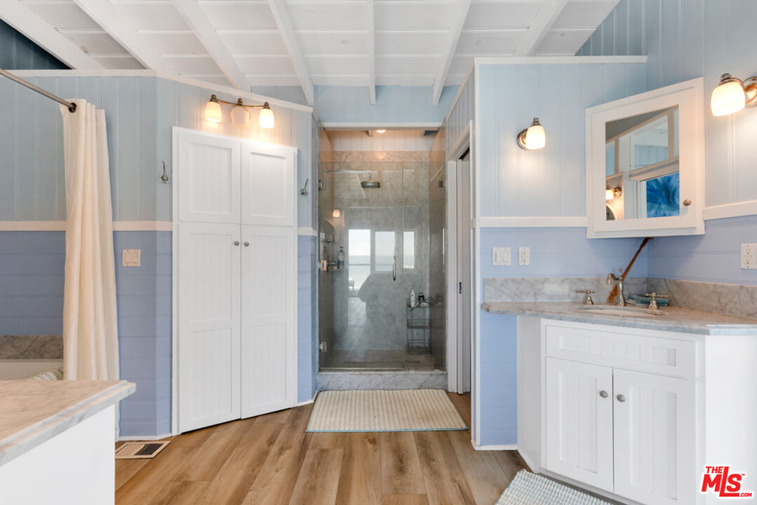 Remodeled 3-Bedroom Cottage on the beach
