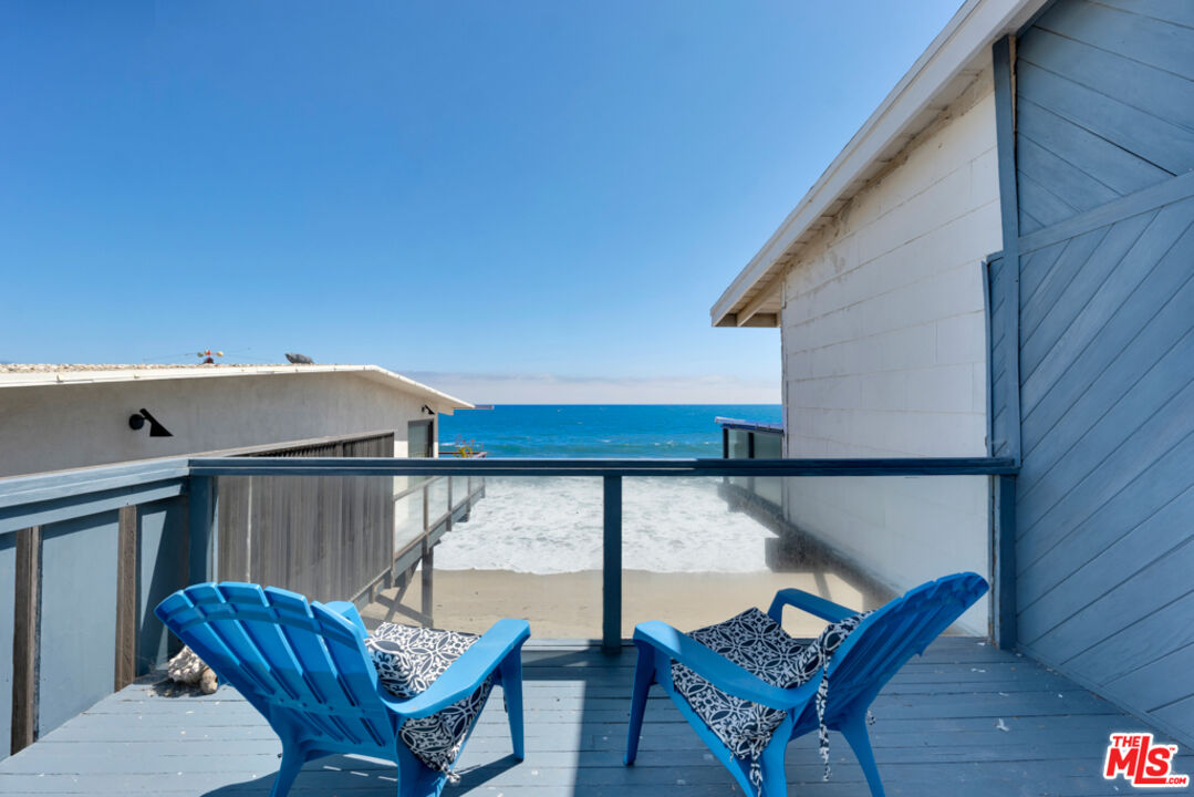 Remodeled 3-Bedroom Cottage on the beach