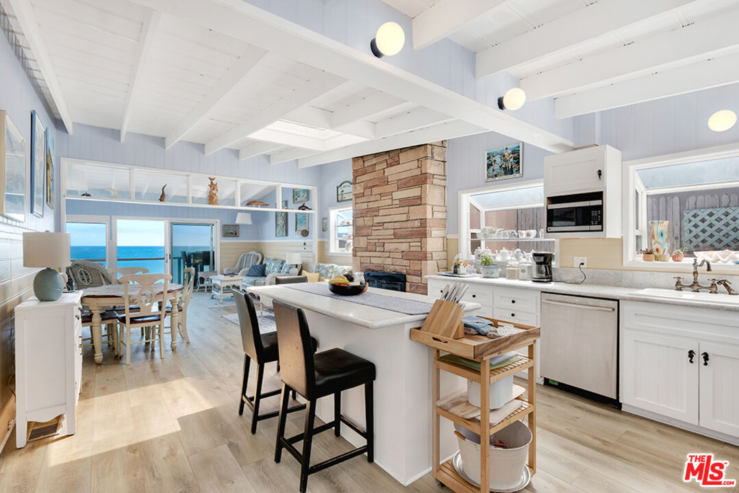 Remodeled 3-Bedroom Cottage on the beach