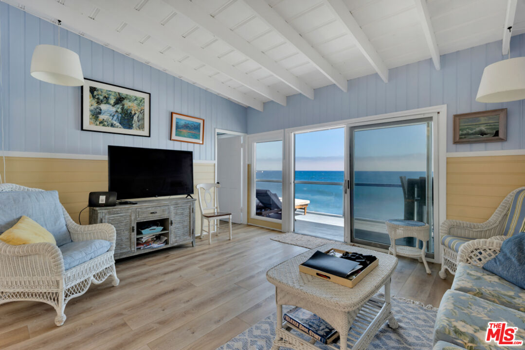 Remodeled 3-Bedroom Cottage on the beach