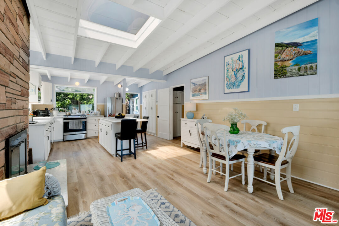 Remodeled 3-Bedroom Cottage on the beach