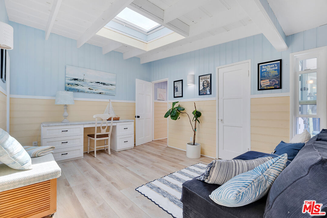 Remodeled 3-Bedroom Cottage on the beach