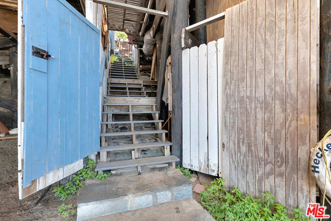 Remodeled 3-Bedroom Cottage on the beach