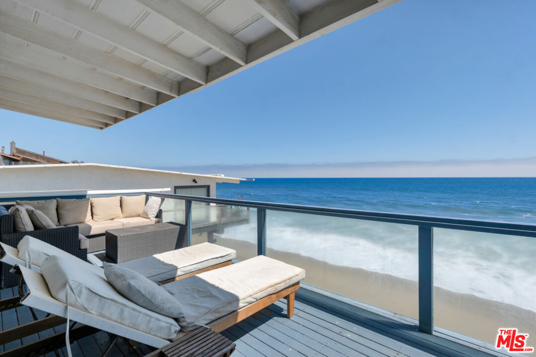 Remodeled 3-Bedroom Cottage on the beach