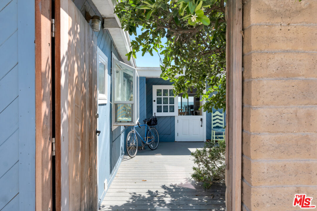 Remodeled 3-Bedroom Cottage on the beach