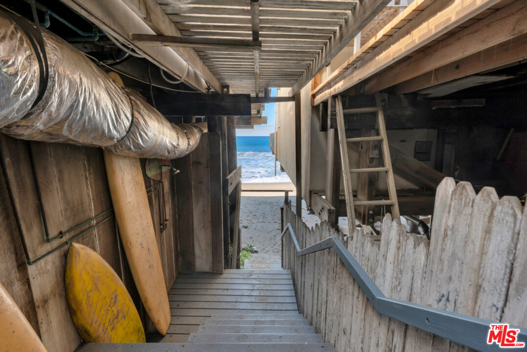 Remodeled 3-Bedroom Cottage on the beach