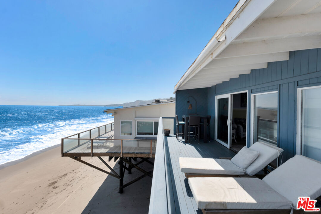 Remodeled 3-Bedroom Cottage on the beach