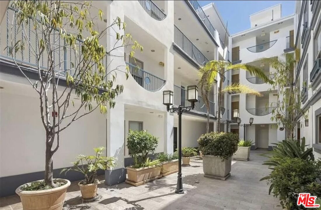 1621 Barry Ave Unit: PH3